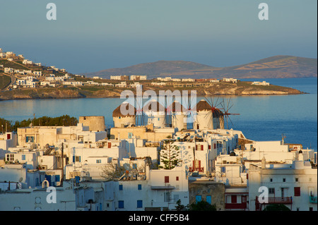 Cinq moulins à vent (Kato Mili), le vieux port, la ville de Mykonos, Chora, île de Mykonos, Cyclades, îles grecques, Grèce, Europe Banque D'Images