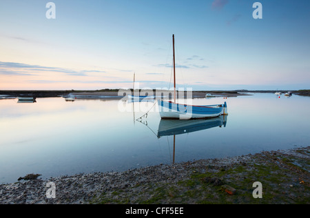 Un soir de printemps calme à Burnham Overy Staithe sur la côte nord du comté de Norfolk, Norfolk, Angleterre, Royaume-Uni, Europe Banque D'Images