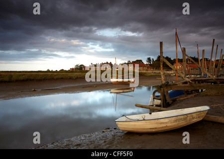 Un soir d'été à moody Blakeney Quay, North Norfolk, Angleterre, Royaume-Uni, Europe Banque D'Images