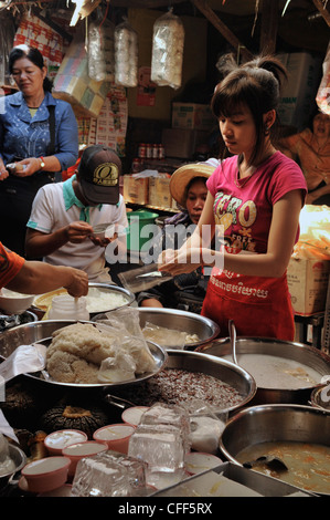 Les femmes à l'échoppe de marché dans le marché, Pnom Penh, Cambodge Banque D'Images