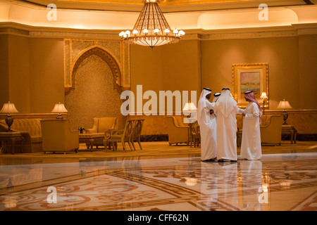 Quatre mille hommes à l'intérieur de l'atrium de l'hôtel Emirates Palace, Abu Dhabi, Émirats Arabes Unis Banque D'Images