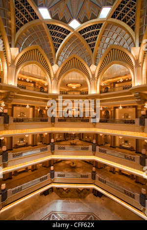 Atrium de l'hôtel Emirates Palace, Abu Dhabi, Émirats Arabes Unis Banque D'Images