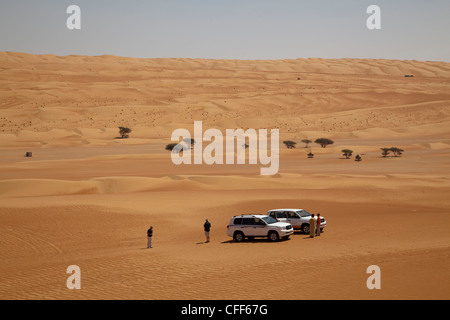 Muscat désert véhicules 4X4, désert de Wahiba Sands, Bidiya, Oman, Ivry, Péninsule Arabique Banque D'Images
