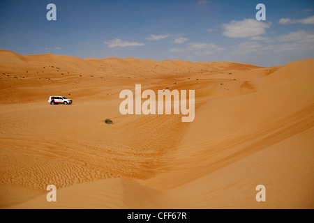 Muscat désert véhicule 4X4 au cours dune bashing tour, Wahiba Sands desert, Bidiya, Oman, Ivry, Arabian Peninsu Banque D'Images