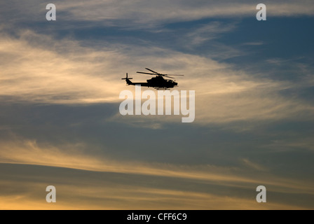 L'hélicoptère d'attaque Apache survolant l'océan Pacifique au coucher du soleil à San Diego, Californie. © Craig M. Eisenberg Banque D'Images