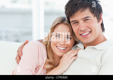 Close up, l'homme et la femme se tenant en souriant Banque D'Images