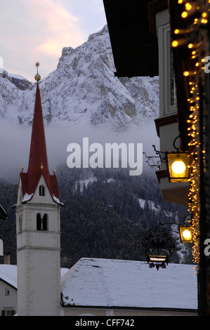 Église à Seis am Schlern dans la soirée, Schlern, Dolomites, Alto Adige, le Tyrol du Sud, Italie, Europe Banque D'Images