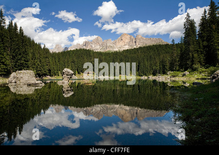 Lac Karersee dans la lumière du soleil en face de la réserve naturelle, Dolomites Rosengarten Sciliar, Alto Adige, le Tyrol du Sud, Italie, Europe Banque D'Images