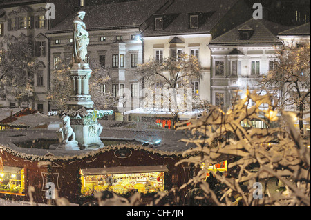 Marché de Noël sur la Piazza Walther dans la soirée, Bolzano, l'Alto Adige, le Tyrol du Sud, Italie, Europe Banque D'Images