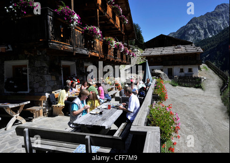 Au cours de randonneur manger en ferme auberge, vallée de l'AHRN, Alto Adige, le Tyrol du Sud, Italie Banque D'Images