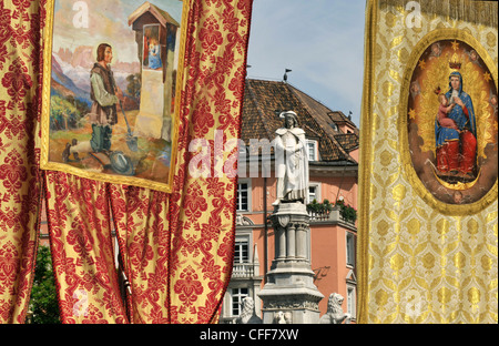 Drapeaux de la Sacro Cuore Procession, Bozen, Alto Adige, le Tyrol du Sud, Italie Banque D'Images