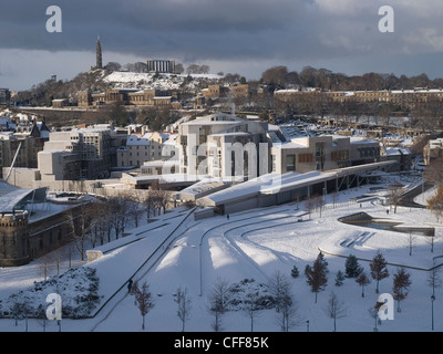 Bâtiment du Parlement écossais et Calton Hill dans la neige Banque D'Images