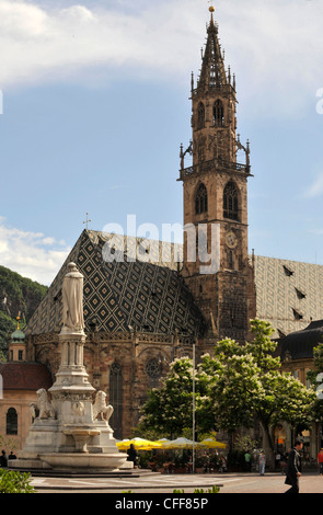 Fontaine et Blozano dans la lumière du soleil, la cathédrale, le Tyrol du Sud, Bolzano Alto Adige, Italie, Europe Banque D'Images