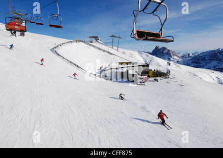 Skieurs sur la pente au soleil, Brixen, Plose, montagne du Tyrol du Sud, l'Alto Adige, Italie, Europe Banque D'Images