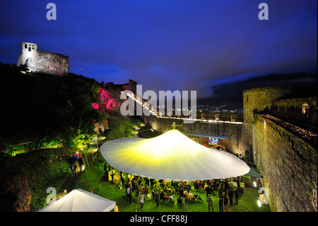 Événement musical en face de château Sigmundskron dans la nuit, la province de Bolzano, le Tyrol du Sud, l'Alto Adige, Italie, Europe Banque D'Images