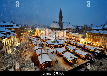 Marché de Noël en face de la cathédrale de Bolzano dans la soirée, Bolzano, le Tyrol du Sud, l'Alto Adige, Italie, Europe Banque D'Images