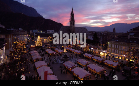 Marché de Noël en face de la cathédrale de Bolzano dans la soirée, Bolzano, le Tyrol du Sud, l'Alto Adige, Italie, Europe Banque D'Images