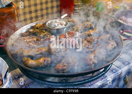 Frit gras de porc fumé jambon viande de boeuf bacon est vendu dans la rue. Journée ensoleillée. Selective focus Banque D'Images