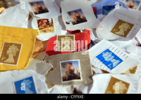 Mélange d'enveloppes de timbres utilisés UK Banque D'Images