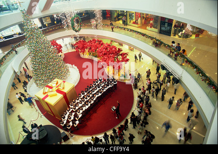 La Chine, Hong Kong, Central, la SFI, les décorations de Noël et choeur à l'International Finance Centre Building Banque D'Images