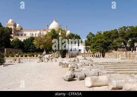 Carthage. La Tunisie. Vue sur l'ancienne demeure à colline de Byrsa vers l'imposante cathédrale de St Louis qui a été construite en 1890 Banque D'Images