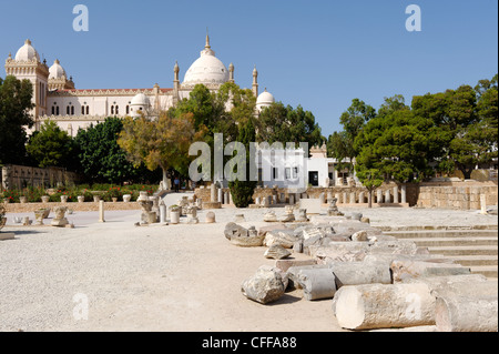 Carthage. La Tunisie. Vue sur l'ancienne demeure à colline de Byrsa vers l'imposante cathédrale de St Louis qui a été construite en 1890 Banque D'Images