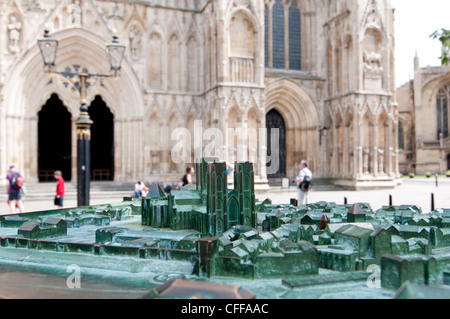 La cathédrale de York s'élevant au-dessus les toits de New York Banque D'Images