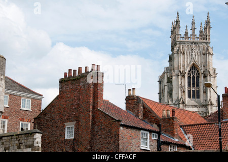 La cathédrale de York s'élevant au-dessus les toits de New York Banque D'Images