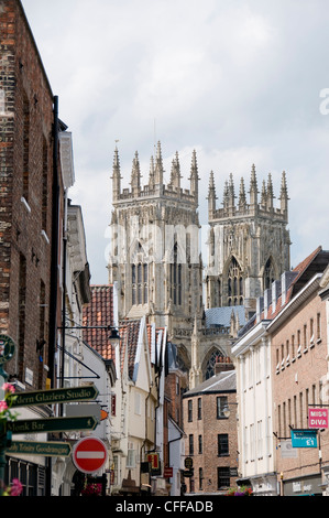 La cathédrale de York s'élevant au-dessus les toits de New York Banque D'Images