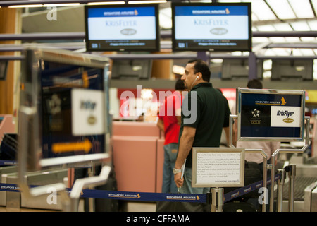 Les passagers s'enregistrer pour leur vol Singapore Airlines Ltd. à l'aéroport de Changi à Singapour Banque D'Images