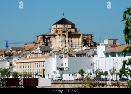 La Mezquita vu de l'ensemble de Guadalquivir, Cordoue, province de Cordoue, Andalousie, Espagne, Europe de l'Ouest. Banque D'Images