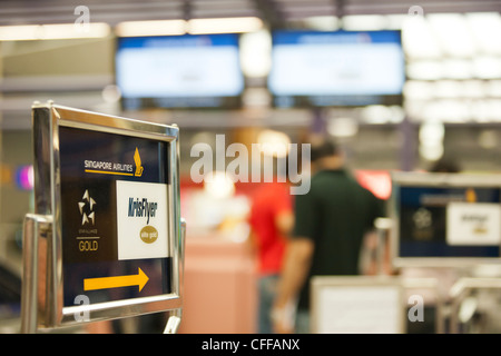 Les passagers s'enregistrer pour leur vol Singapore Airlines Ltd. à l'aéroport de Changi à Singapour Banque D'Images