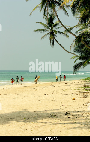 Sept Amis Surfer sur une plage au Sri Lanka Banque D'Images