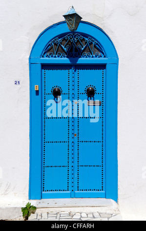 Sidi Bou Said. La Tunisie. Vue de la porte bleue avec ornementation dans la falaise village de Sidi Bou Said. Le village est Banque D'Images