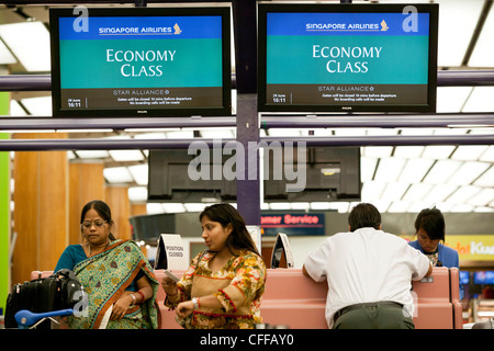 Les passagers s'enregistrer pour leur vol Singapore Airlines Ltd. à l'aéroport de Changi à Singapour Banque D'Images