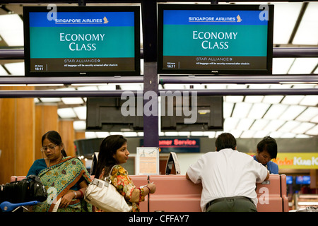 Les passagers s'enregistrer pour leur vol Singapore Airlines Ltd. à l'aéroport de Changi à Singapour Banque D'Images