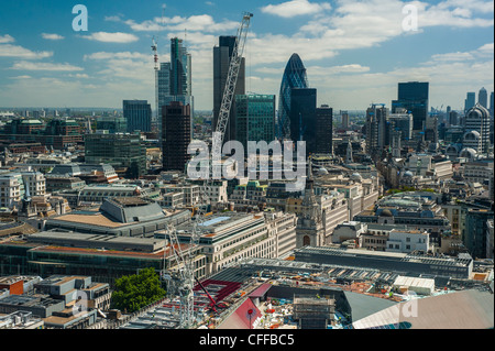 London, UK, Grande-Bretagne, Aerial Skyline Panorama, Paysage Urbain, vue panoramique depuis la galerie dorée de la Cathédrale St Paul à plus d'un développement nouveau changement à l'Est, vers la ville de Londres et les Docklands, Banque D'Images