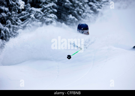 Un skieur sportif frais rip tourne en poudre dans l'arrière-pays pour un jour de tempête dans le Colorado. Banque D'Images