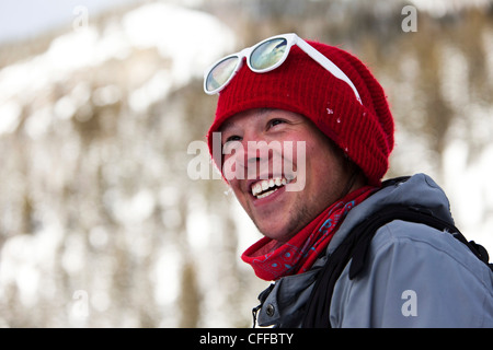 Un skieur heureux souriant dans l'arrière-pays dans le Montana. Banque D'Images