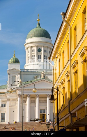 Vue vers la cathédrale luthérienne (Tuomiokirkko) à Helsinki en Finlande Banque D'Images