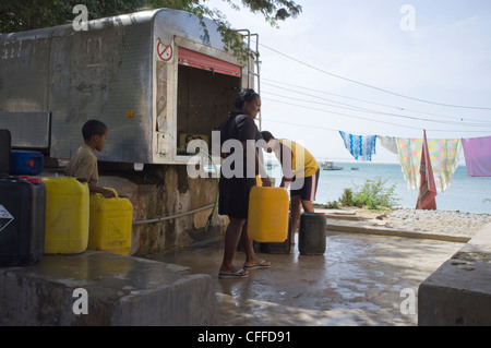 Sal Rei Boa Vista Cap Vert les résidents locaux, sans eau courante dans des récipients en plastique de remplissage accueil réservoir d'eau de la ville Banque D'Images