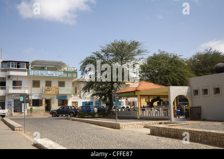 Sal Rei Boa Vista Cap Vert terrasse d'un café et une boutique de souvenirs dans Largo Santa Isobel Banque D'Images