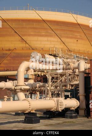 Un gazomètre, également connu sous le nom d'un titulaire ou de gaz gaz bell. Utilisé pour le stockage de gaz naturel (domestique). Détail de système de pompage. Banque D'Images