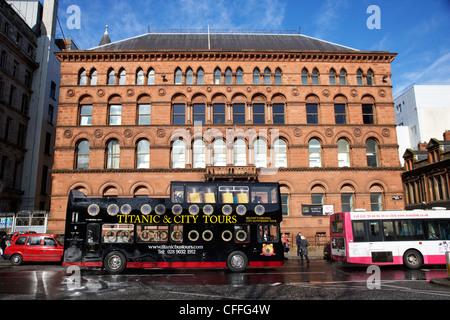 Titanic et ville ouverte bus tours en passant devant l'ancien bâtiment d'entrepôt d'owden richardson donegall square nord Belfast City Centre Banque D'Images