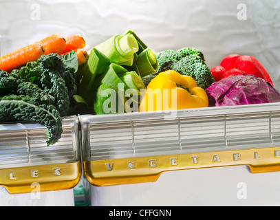 Divers légumes dans réfrigérateur rétro bin Banque D'Images