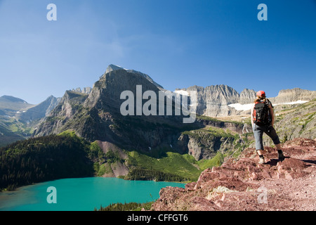 Une femme dans la trentaine des randonnées le long du sentier du Glacier Grinnell dans le Glacier National Park, Montana. Banque D'Images