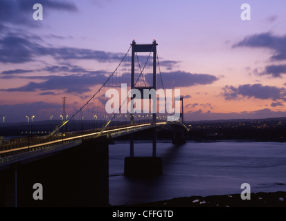 Vieux / Severn Bridge original réalisation m'autoroute a48 au coucher du soleil Vue de nuit / Aust sur côté anglais Monmouthshire South Wales UK Banque D'Images