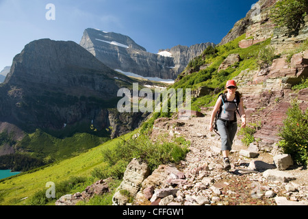 Une femme dans la trentaine des randonnées le long du sentier du Glacier Grinnell dans le Glacier National Park, Montana. Banque D'Images