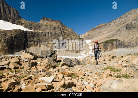 Une femme dans la trentaine des randonnées le long du sentier du Glacier Grinnell dans le Glacier National Park, Montana. Banque D'Images