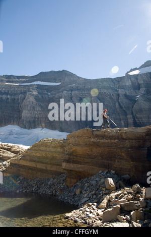 Une femme dans la trentaine des randonnées le long du sentier du Glacier Grinnell dans le Glacier National Park, Montana. Banque D'Images